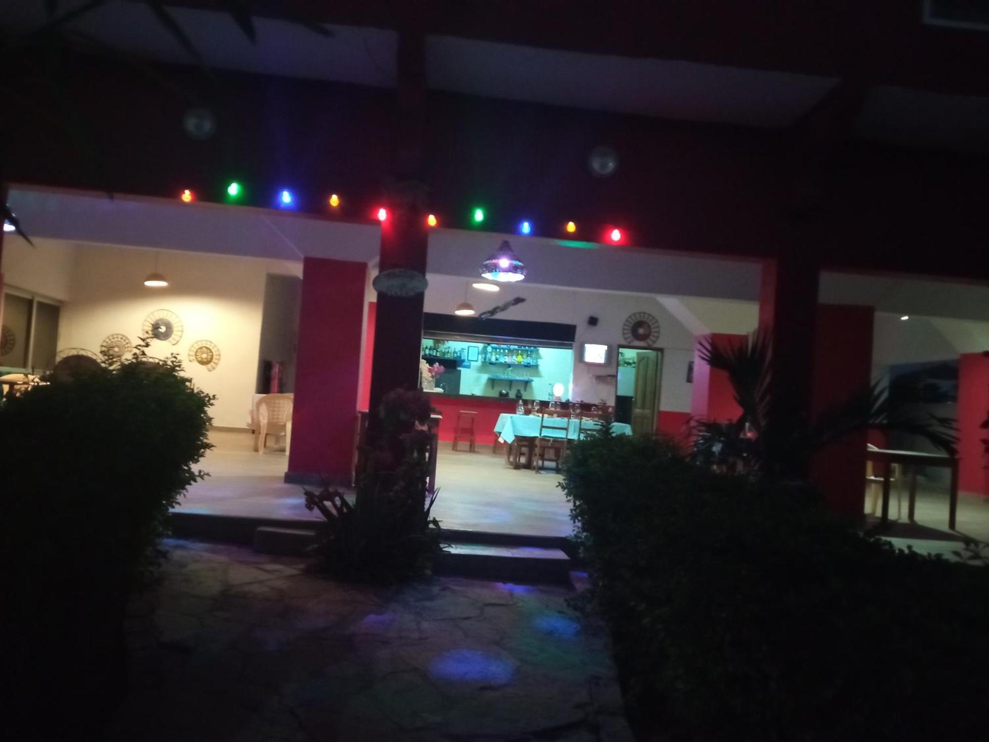 Chez Medzo Et Patou Hotell Popenguine Exteriör bild